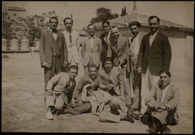 يحيى حمودة مع أصدقائه، 1940- 1949
