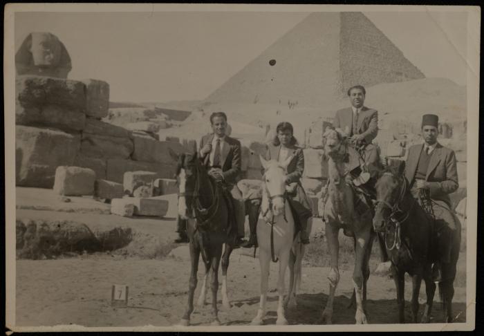 يحيى حمودة وأصدقائه، الجيزة، 1 كانون الثاني 1946