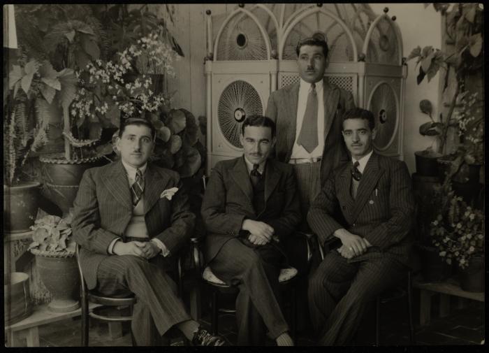 يحيى حمودة مع أصدقائه، 1930- 1939