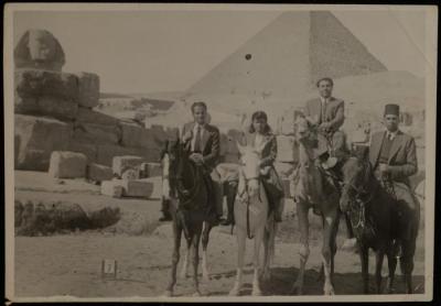 يحيى حمودة وأصدقائه، الجيزة، 1 كانون الثاني 1946
