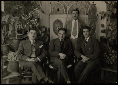 يحيى حمودة مع أصدقائه، 1930- 1939