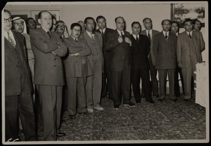 يحيى حمودة في مناسبة رسمية، 1953- 1954