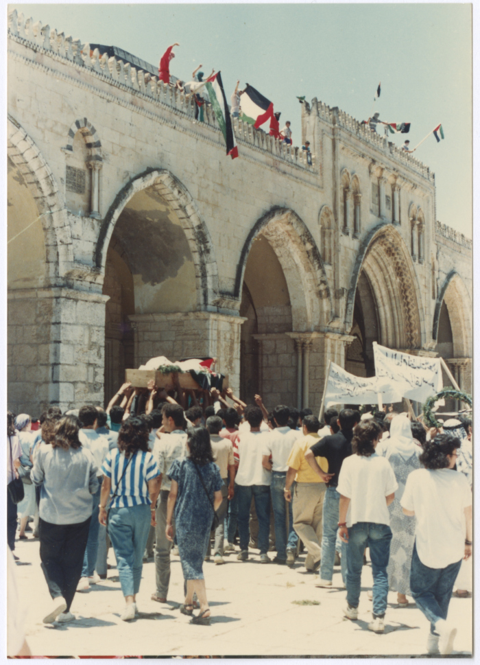 لحظة دخول جثمان الشهيد عمر القاسم المسجد الأقصى، 6 حزيران 1989