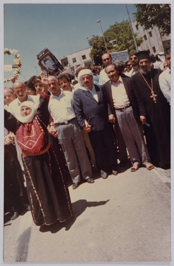 امرأة مسنّة تهتف في جنازة الشهيد عمر القاسم، القدس، 6 حزيران 1989