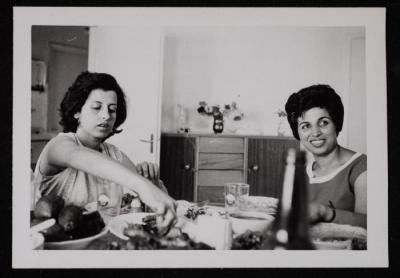 نهى بطشون وشقيقتها، عمان، 1962