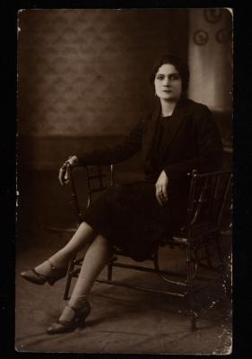 امرأة داخل استوديو، بطاقة بريدية، 1925 