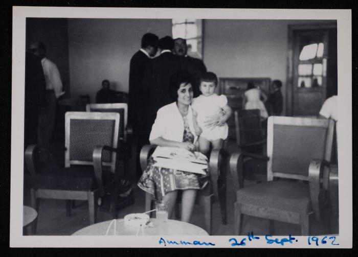 امرأة وطفلة من عائلة بطشون، عمان، 1962