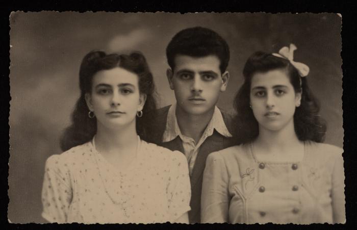 أفراد من عائلة بطشون، بطاقة بريدية، يافا، 1945