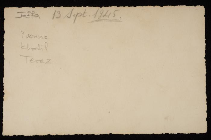 أفراد من عائلة بطشون، بطاقة بريدية، يافا، 1945