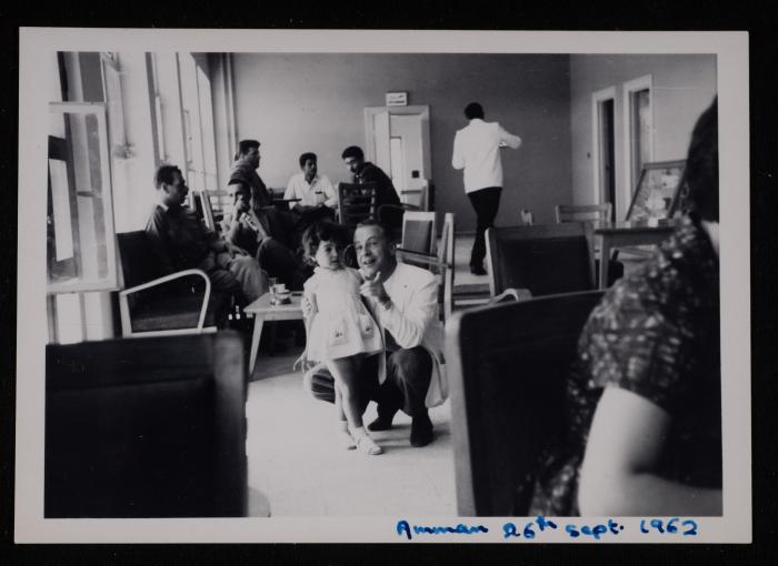 صورة لأفراد عائلة بطشون، عمان، 1962