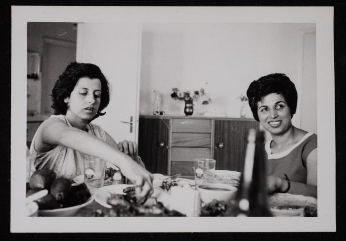 نهى بطشون وشقيقتها، عمان، 1962