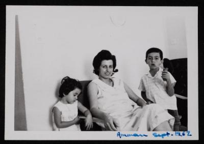 امرأة وطفلين من عائلة بطشون، عمان، 1962