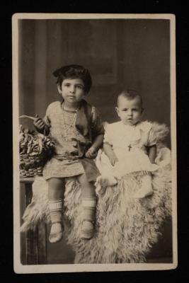 أطفال داخل استوديو، بطاقة بريدية، 1926