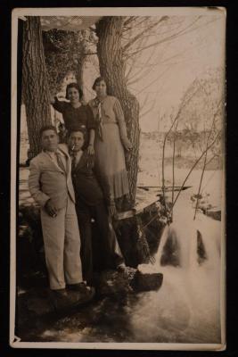 وداد حبش وآخرون، بطاقة بريدية 