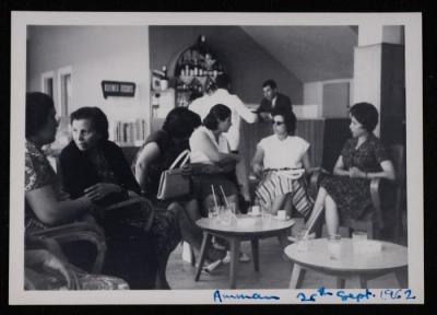 نهى بطشون وشقيقاتها بصحبة والدتهن، عمان، 1962