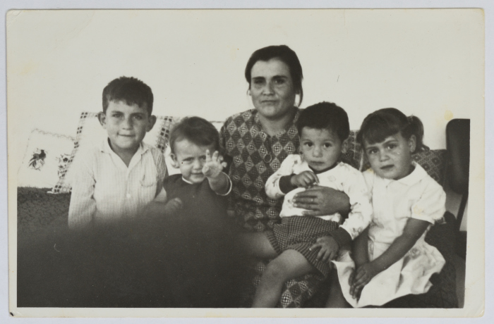 فريدة عبد المجيد وأطفالها، الأردن، 1969