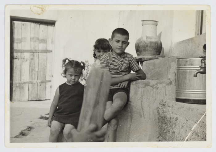 زياد يوسف وأختيه عطاف وكفاح، عنجرة، 1970 