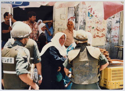 امرأة فلسطينية تصرخ في وجه جندي إسرائلي بعد اعتقال ولدها، رام الله، 28 حزيران 1995