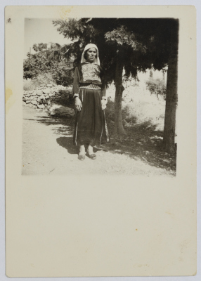 امرأة من برهام ترتدي الثوب الفلسطيني التقليدي، خمسينيات القرن العشرين