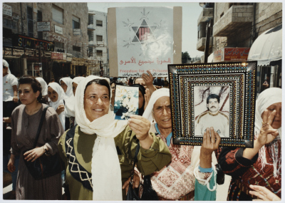 متظاهرات فلسطينيات خرجن نصرة للأسرى، رام الله، مطلع تسعينيات القرن العشرين