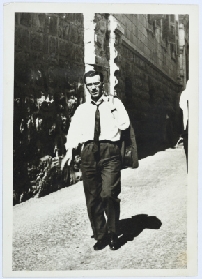 أمين الخطيب قرب عيادته في البلدة القديمة في القدس