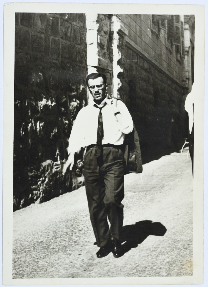 أمين الخطيب قرب عيادته في البلدة القديمة في القدس