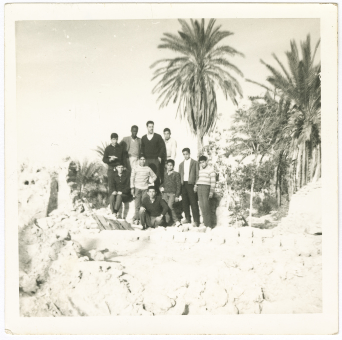 عمر القاسم مع عدد من تلاميذه في رحلة، ستينيات القرن العشرين