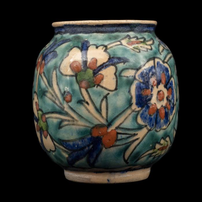 زهرية (مزهرية)  خزف أرمني من إنتاج مشغل قبة الصخرة، القدس، 1919 -1948