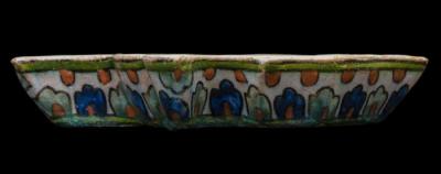 صحن خزف أرمني من إنتاج مشغل قبة الصخرة، القدس، 1919 -1948