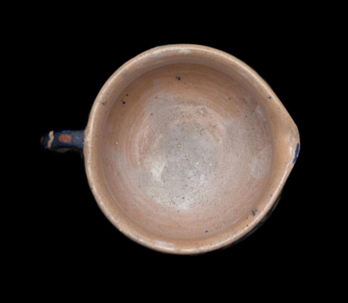 كوب خزف أرمني من إنتاج مشغل قبة الصخرة، القدس، 1919 -1948