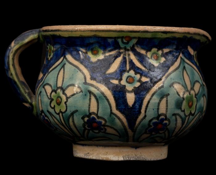 كوب خزف أرمني من إنتاج مشغل قبة الصخرة، القدس، 1919 -1948