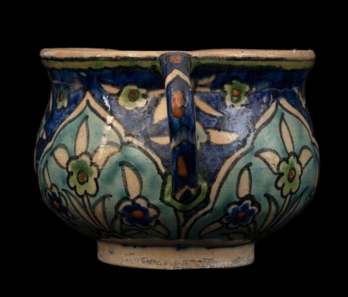 كوب خزف أرمني من إنتاج مشغل قبة الصخرة، القدس، 1919 -1948