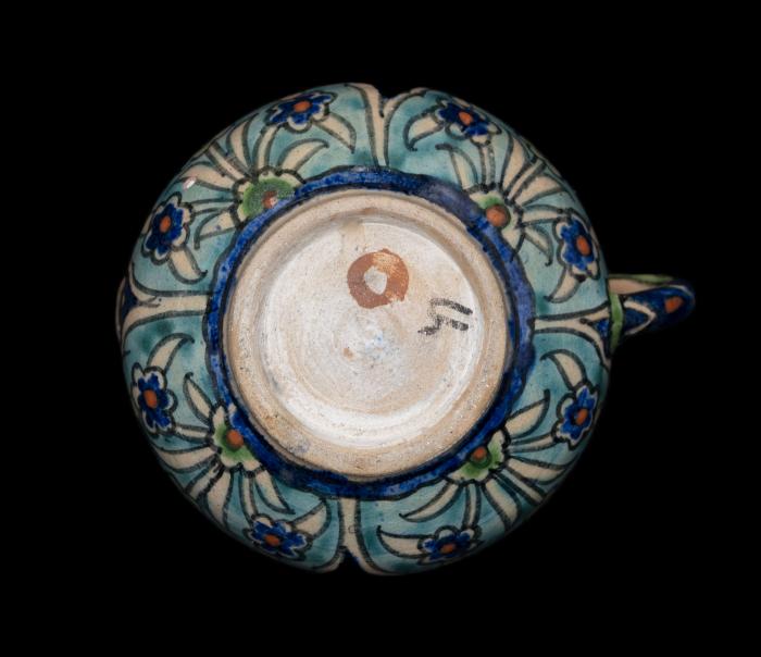 كوب خزف أرمني من إنتاج مشغل قبة الصخرة، القدس، 1919 -1948