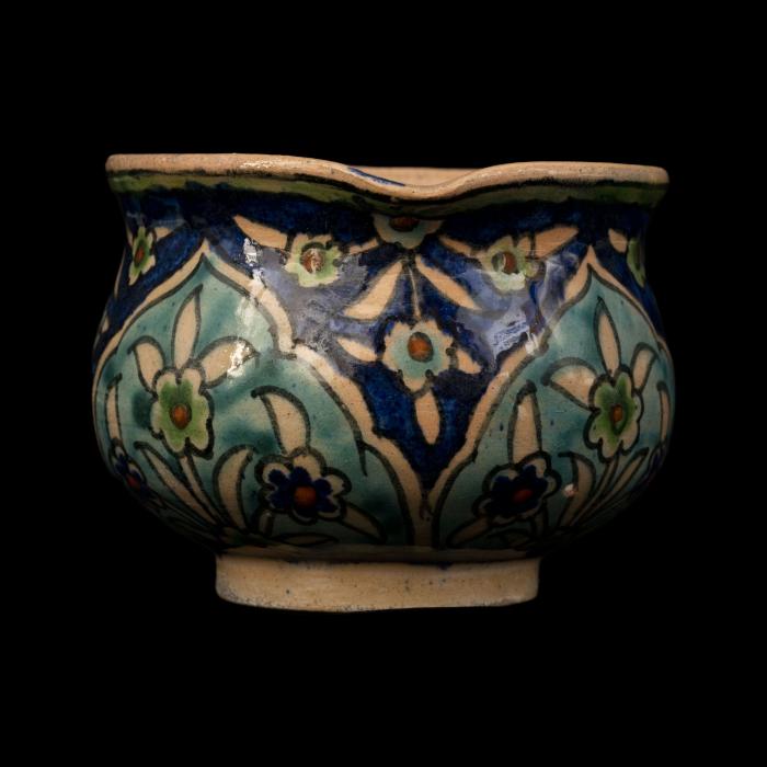 كوب خزف أرمني من إنتاج مشغل قبة الصخرة، القدس، 1919 -1948