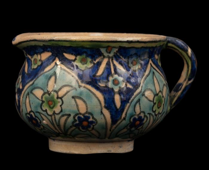 كوب خزف أرمني من إنتاج مشغل قبة الصخرة، القدس، 1919 -1948