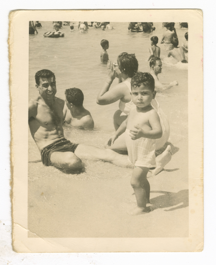 افراد من عائلة صبحي  يسبحون