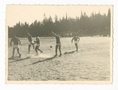 لاعبين خلال مبارة كرة قدم