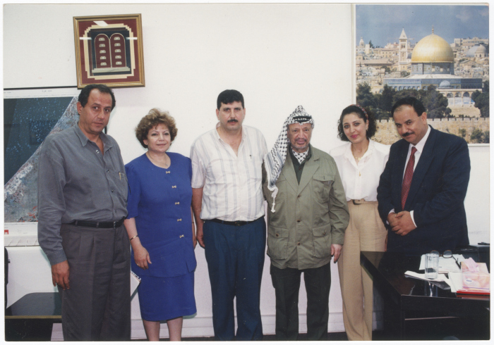 أعضاء من نقابة الاقتصاديين برفقة ياسر عرفات، غزة، 1994-1995
