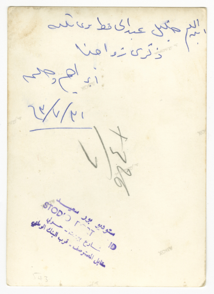 زوجان يلبسان خواتم الوفاف