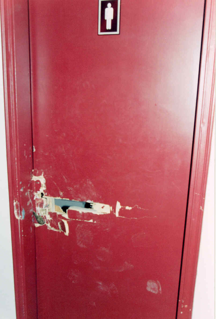 آثار اقتحام جيش الاحتلال الاسرائيلي لمسرح وسينماتك القصبة خلال الانتفاضة الفلسطينية الثانية عام 2002 