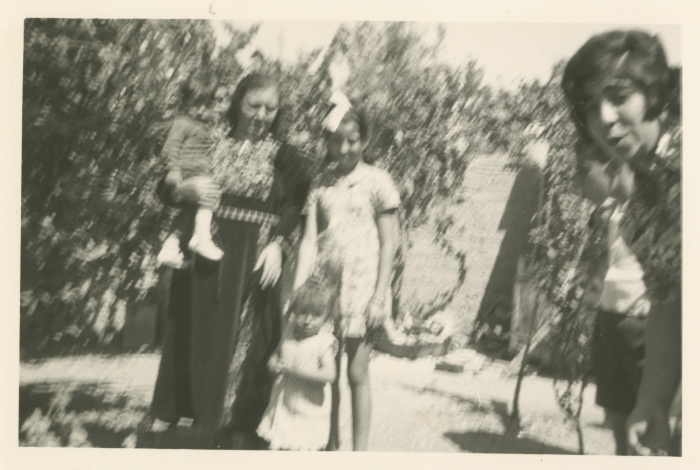 أفراد من عائلة القاسم داخل حديقة منزلهم، القدس، 1965-1969