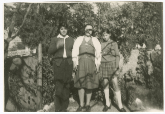 فاطمة الشلبي برفقة بناتها داخل حديقة منزلهم، القدس، 1968-1969