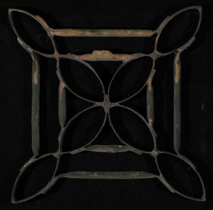 بلاطة إسمنتية ملونة والقالب المستخدم لصناعتها 