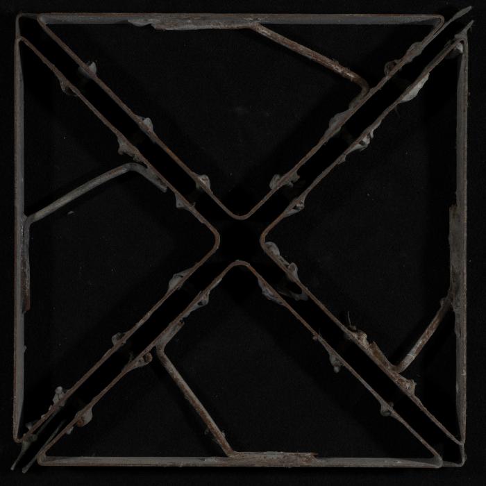 بلاطة إسمنتية ملونة والقالب المستخدم لصناعتها، 