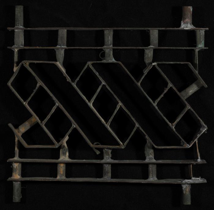 بلاطة إسمنتية ملونة والقالب المستخدم لصناعتها 