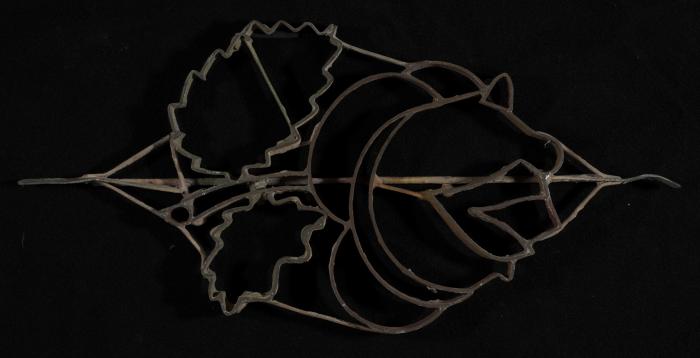 بلاطة إسمنتية ملونة والقالب المستخدم لصناعتها 