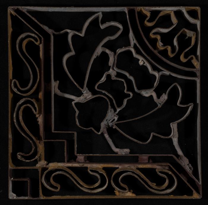 بلاطة إسمنتية ملونة والقالب المستخدم لصناعتها  