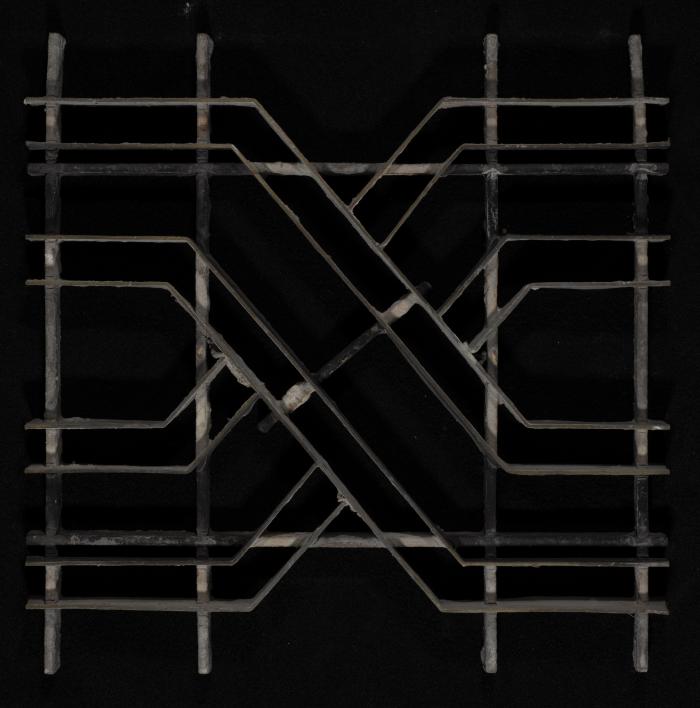 بلاطة إسمنتية ملونة والقالب المستخدم لصناعتها 