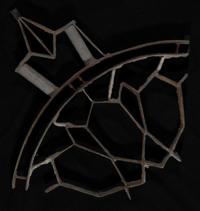 بلاطة إسمنتية ملونة والقالب المستخدم لصناعتها 