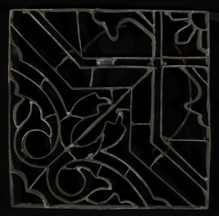 بلاطة إسمنتية ملونة والقالب المستخدم لصناعتها